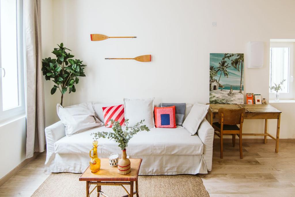 Projet d'architecture d'intérieur et de décoration pour des particuliers à La Ciotat. Appartement rénovée avec goût par l'architecte d'intérieur et décoratrice Margaux Talpaert. Salle de bain parentale décorée et aménagée après des travaux de rénovation de l'appartement.