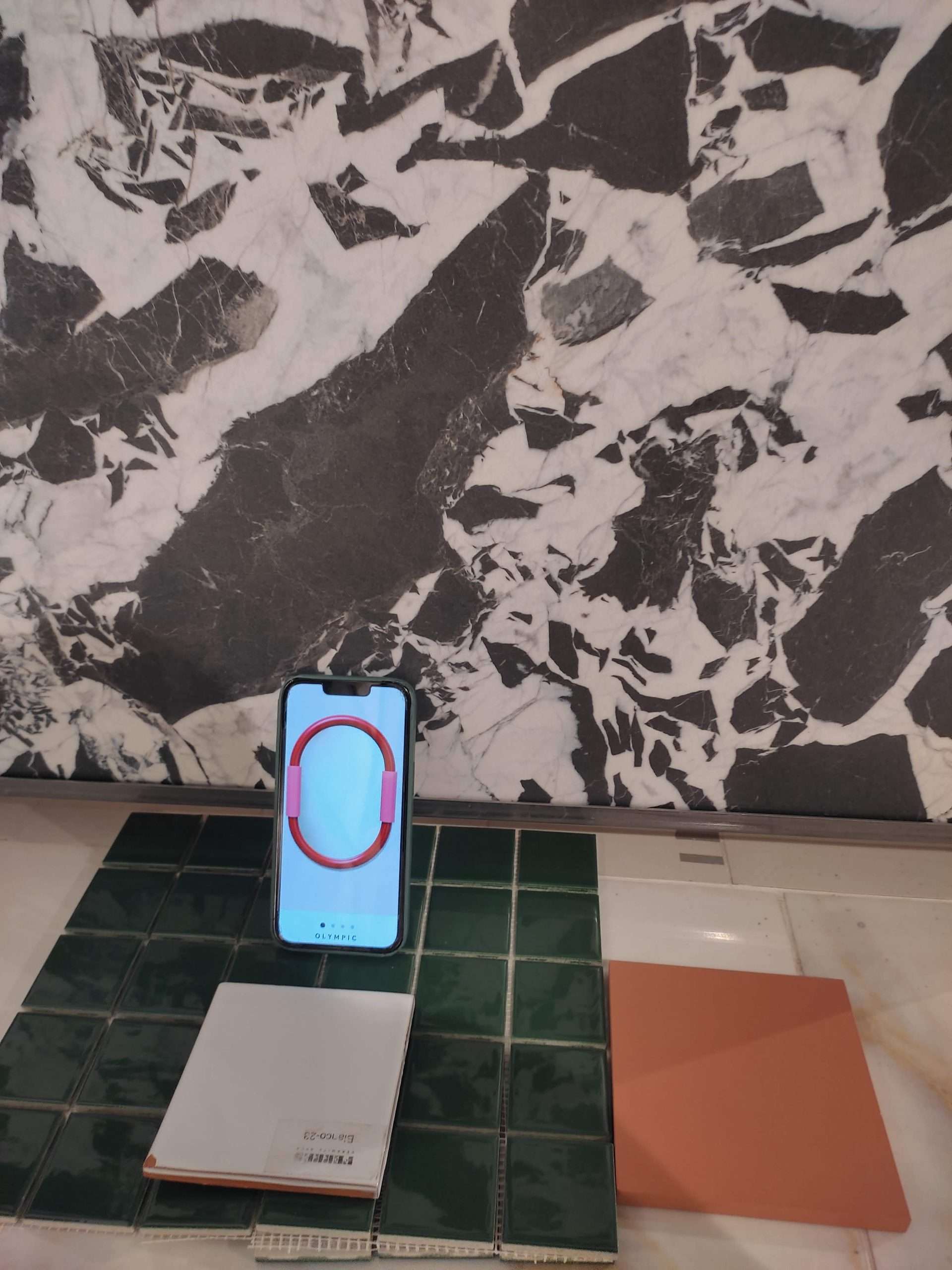 Sélection des matériaux pour une salle de bain enfants chez des particuliers à Marseille pendant travaux. Faïence blanche, arrondis, ambiance éclectique. Pendant les travaux par architecte d'intérieur et décoratrice