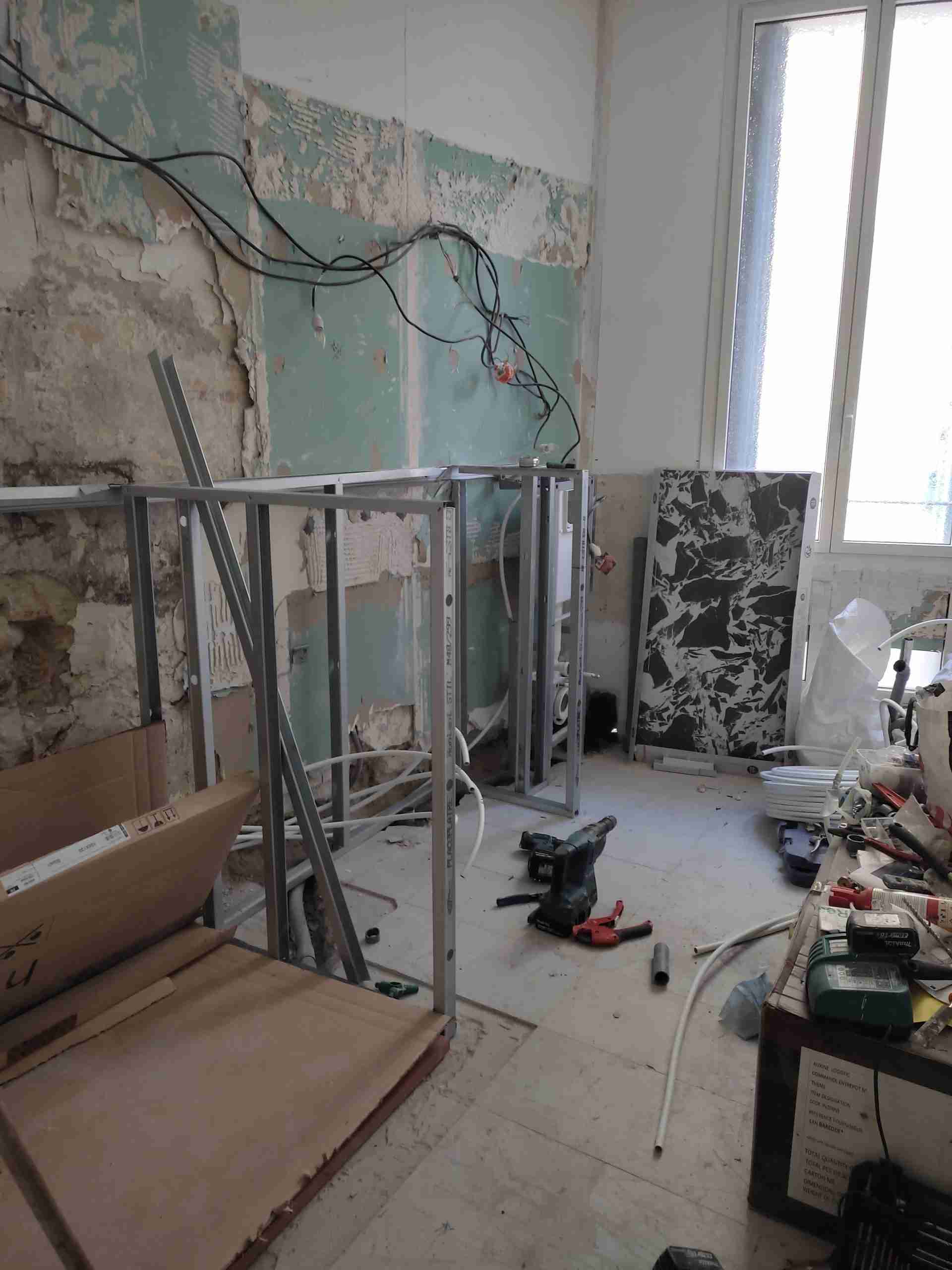 Photo d'une salle de bain enfants chez des particuliers à Marseille pendant travaux. Faïence blanche, arrondis, ambiance éclectique. Pendant les travaux par architecte d'intérieur et décoratrice