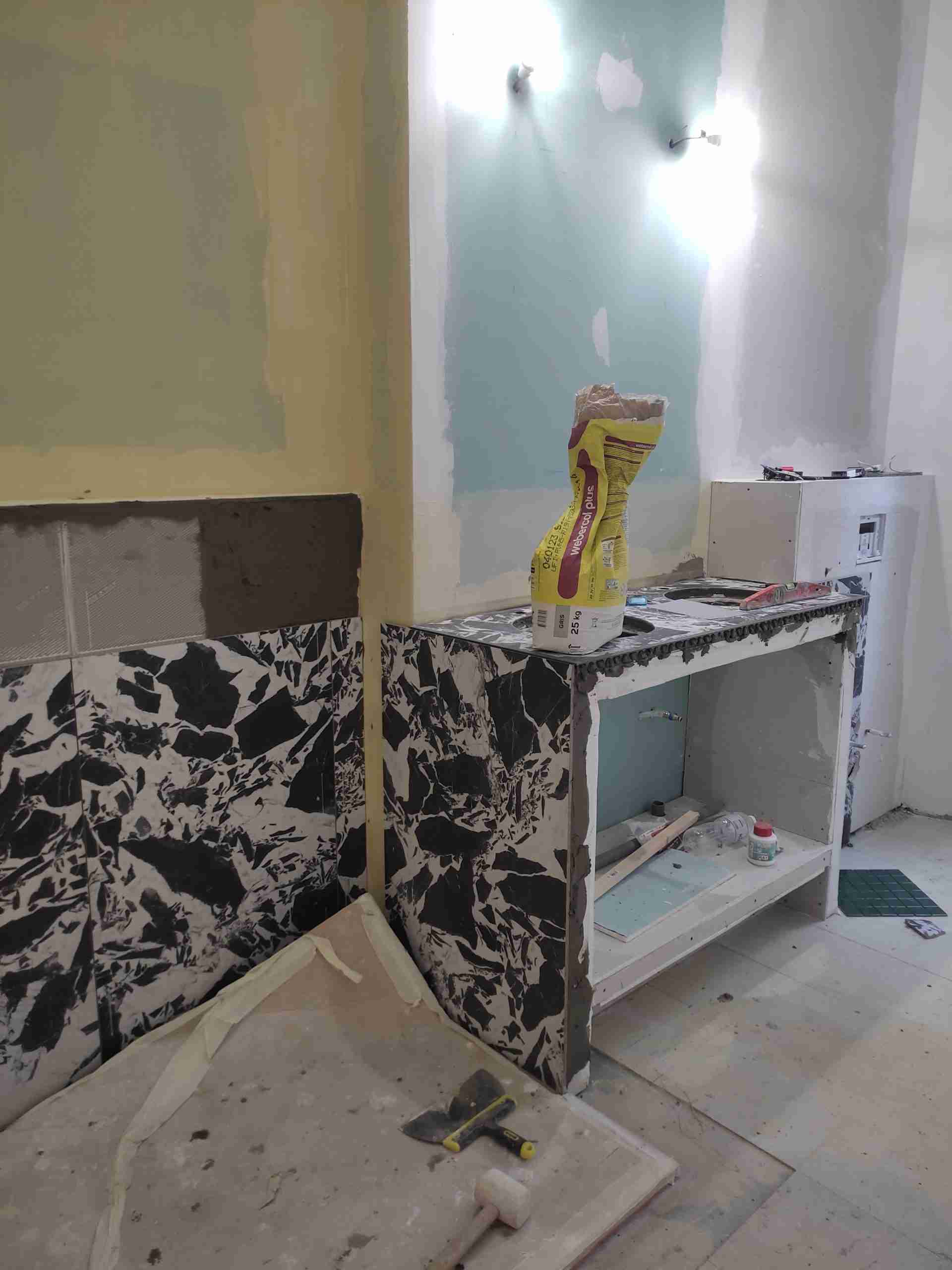 Photo d'une salle de bain enfants chez des particuliers à Marseille pendant travaux. Faïence blanche, arrondis, ambiance éclectique. Pendant les travaux par architecte d'intérieur et décoratrice