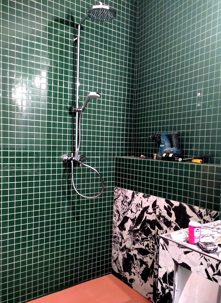 Photo d'une salle de bain enfants chez des particuliers à Marseille. Vie des poignées en bois. Faïence colorée, arrondis, ambiance éclectique. Rénovée par l'architecte d'intérieur et décoratrice Margaux Talpaert.