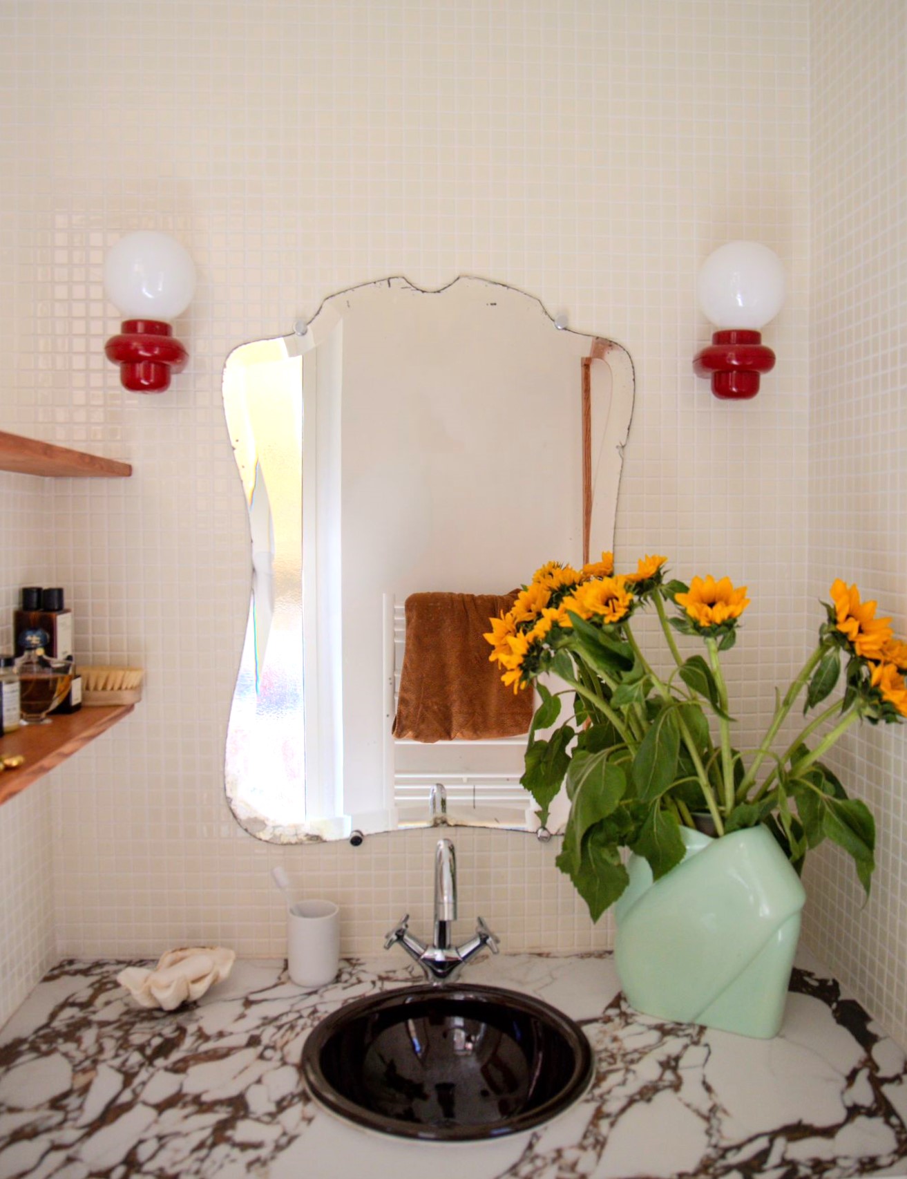 Projet d'architecture d'intérieur et de décoration pour des particuliers à Marseille. Maison rénovée avec goût par l'architecte d'intérieur et décoratrice Margaux Talpaert. Salle de bain parentale décorée et aménagée après des travaux de rénovation de l'appartement.