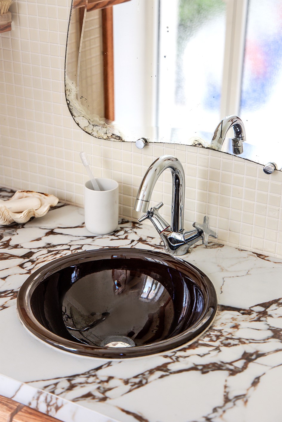 Projet d'architecture d'intérieur et de décoration pour des particuliers à Marseille. Maison de famille avec patio rénovée avec goût par l'architecte d'intérieur et décoratrice Margaux Talpaert. Salle de bain parentale décorée et aménagée après des travaux de rénovation de la maison.