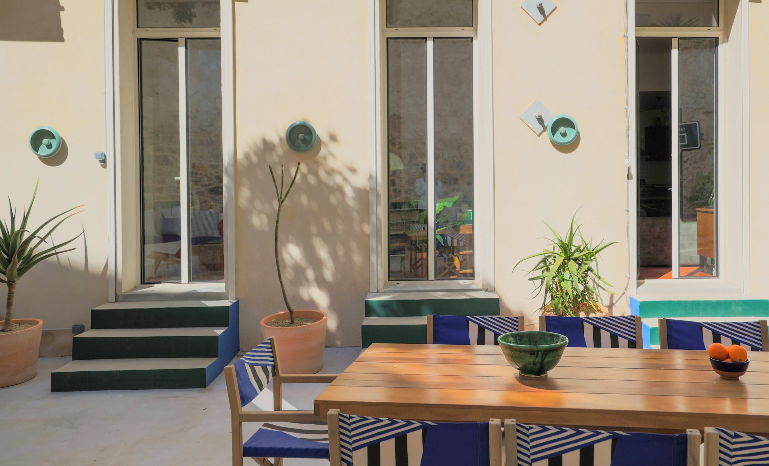 Cour extérieure rénovée et réaménagée par Margaux Talpaert, architecte d'intérieur et décoratrice