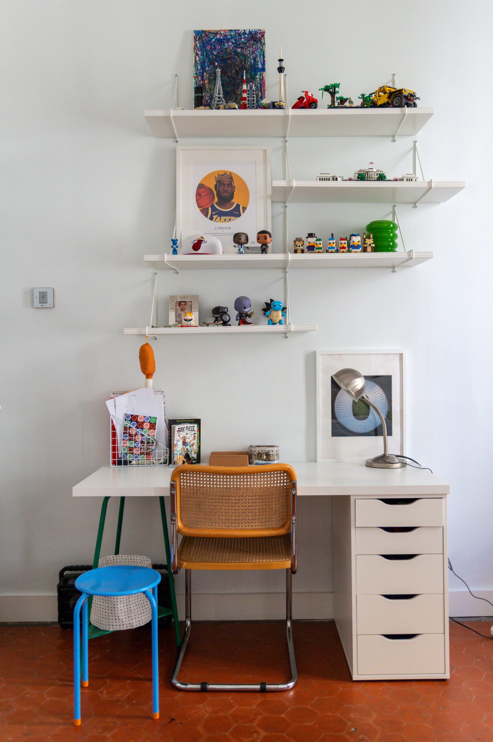 Projet d'architecture d'intérieur et de décoration pour des particuliers à Marseille. Maison de famille rénovée avec goût par l'architecte d'intérieur et décoratrice Margaux Talpaert. Chambre d'enfant décorée et aménagée après des travaux de rénovation de la maison.