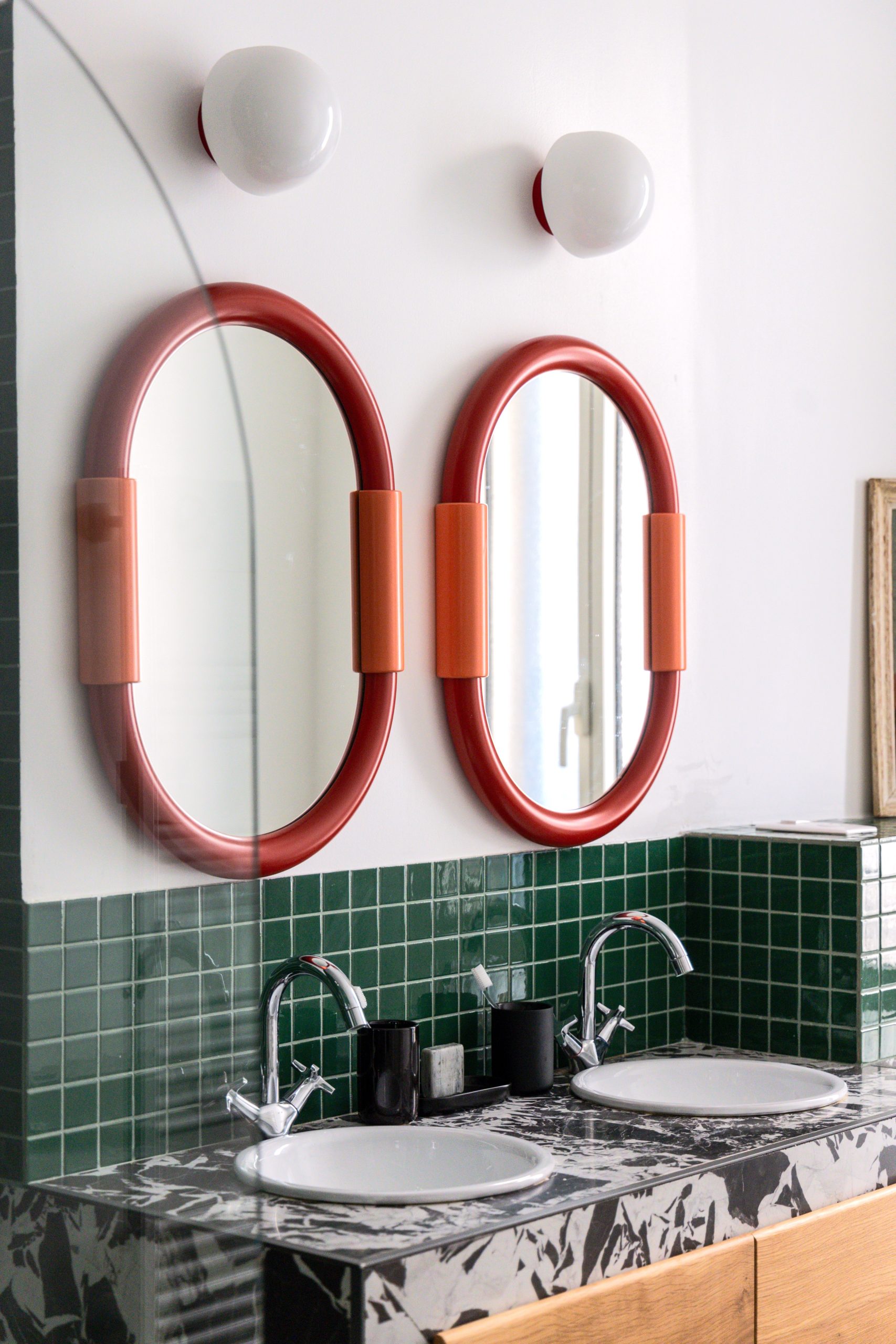 Photo d'une salle de bain enfants chez des particuliers à Marseille. Faïence colorée, arrondis, ambiance éclectique. Rénovée par l'architecte d'intérieur et décoratrice Margaux Talpaert.