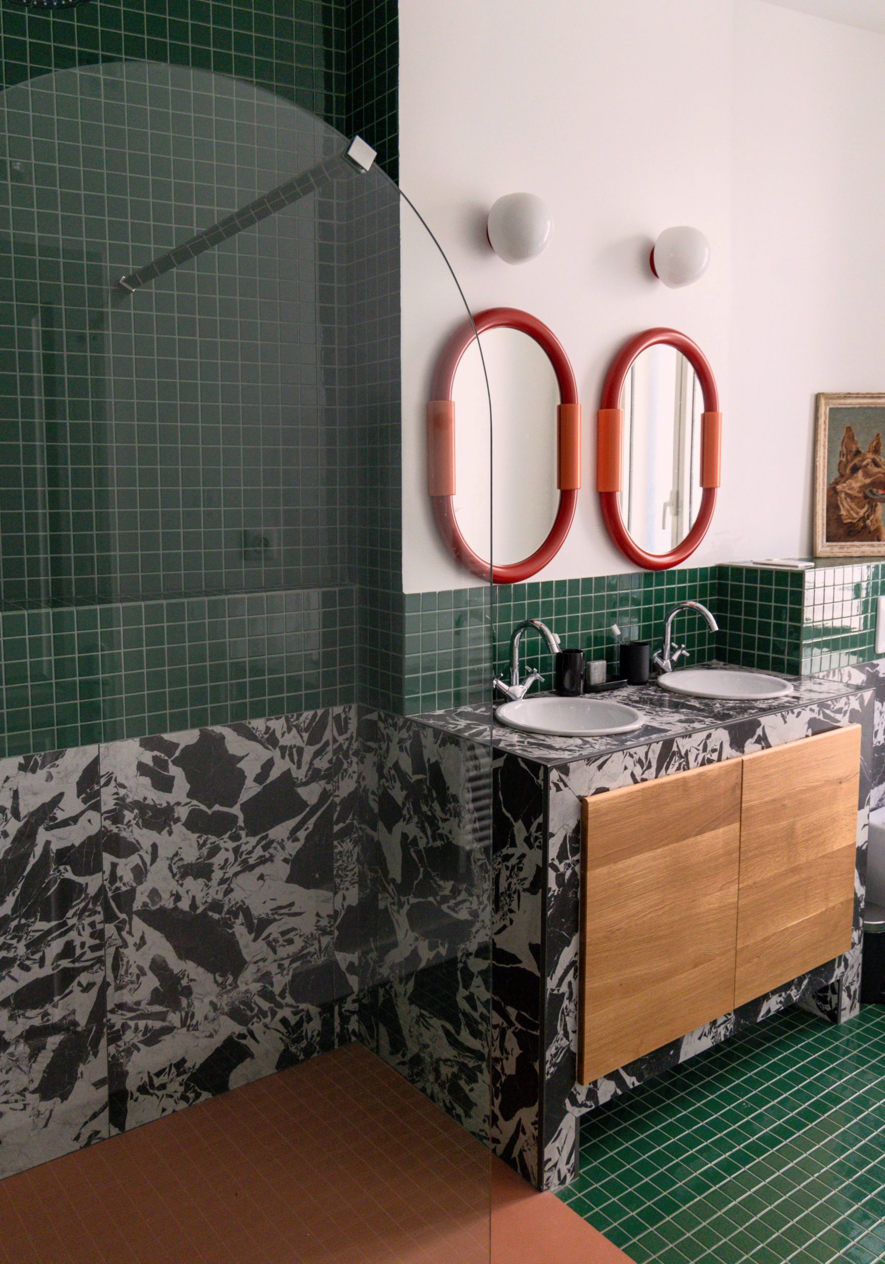 Photo d'une salle de bain enfants chez des particuliers à Marseille. Faïence colorée, arrondis, ambiance éclectique. Rénovée par l'architecte d'intérieur et décoratrice Margaux Talpaert.