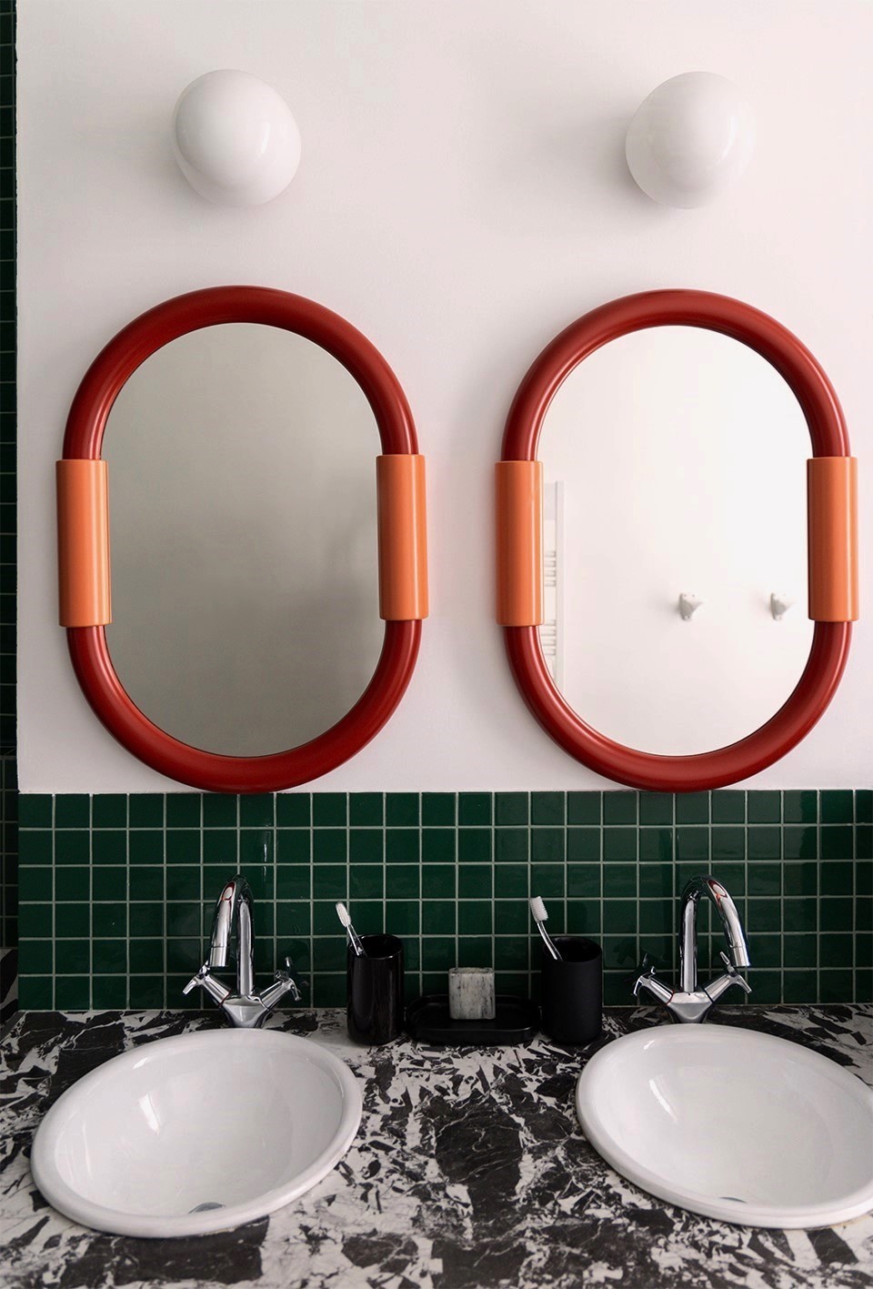 Photo d'une salle de bain enfants chez des particuliers à Marseille. Faïence colorée, ambiance éclectique. rénovée par l'architecte d'intérieur et décoratrice Margaux Talpaert.