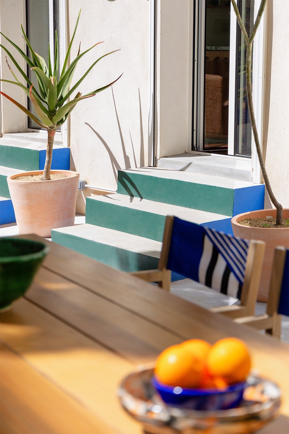 Projet d'architecture d'intérieur et de décoration pour des particuliers à Marseille. Maison de famille avec patio rénovée avec goût par l'architecte d'intérieur et décoratrice Margaux Talpaert. Cour intérieure décorée et aménagée après des travaux de rénovation de la maison.