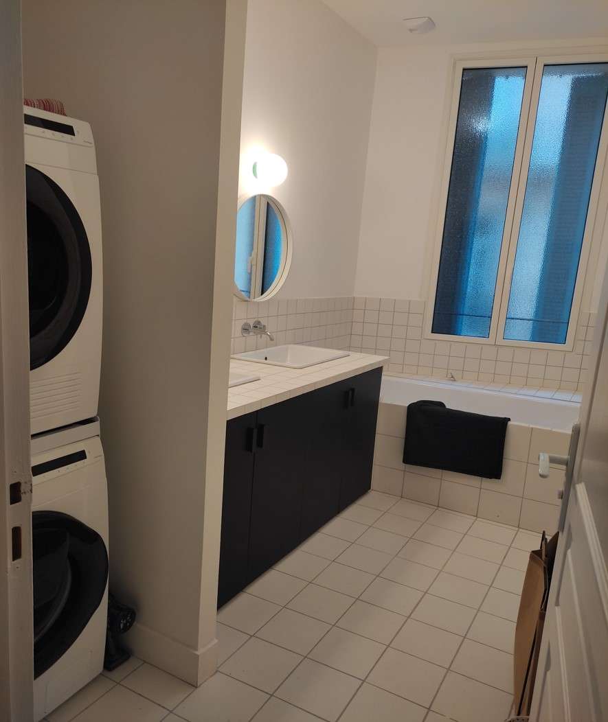 Photo d'une salle de bain enfants chez des particuliers à Marseille avant travaux. Faïence blanche, arrondis, ambiance éclectique. Avant rénovation par architecte d'intérieur et décoratrice