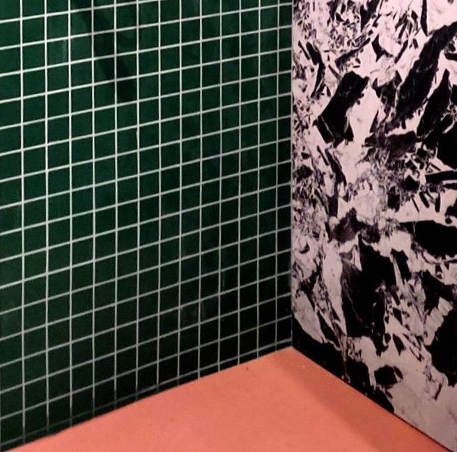 Photo d'une salle de bain enfants chez des particuliers à Marseille. Vie des poignées en bois. Faïence colorée, arrondis, ambiance éclectique. Rénovée par l'architecte d'intérieur et décoratrice Margaux Talpaert.