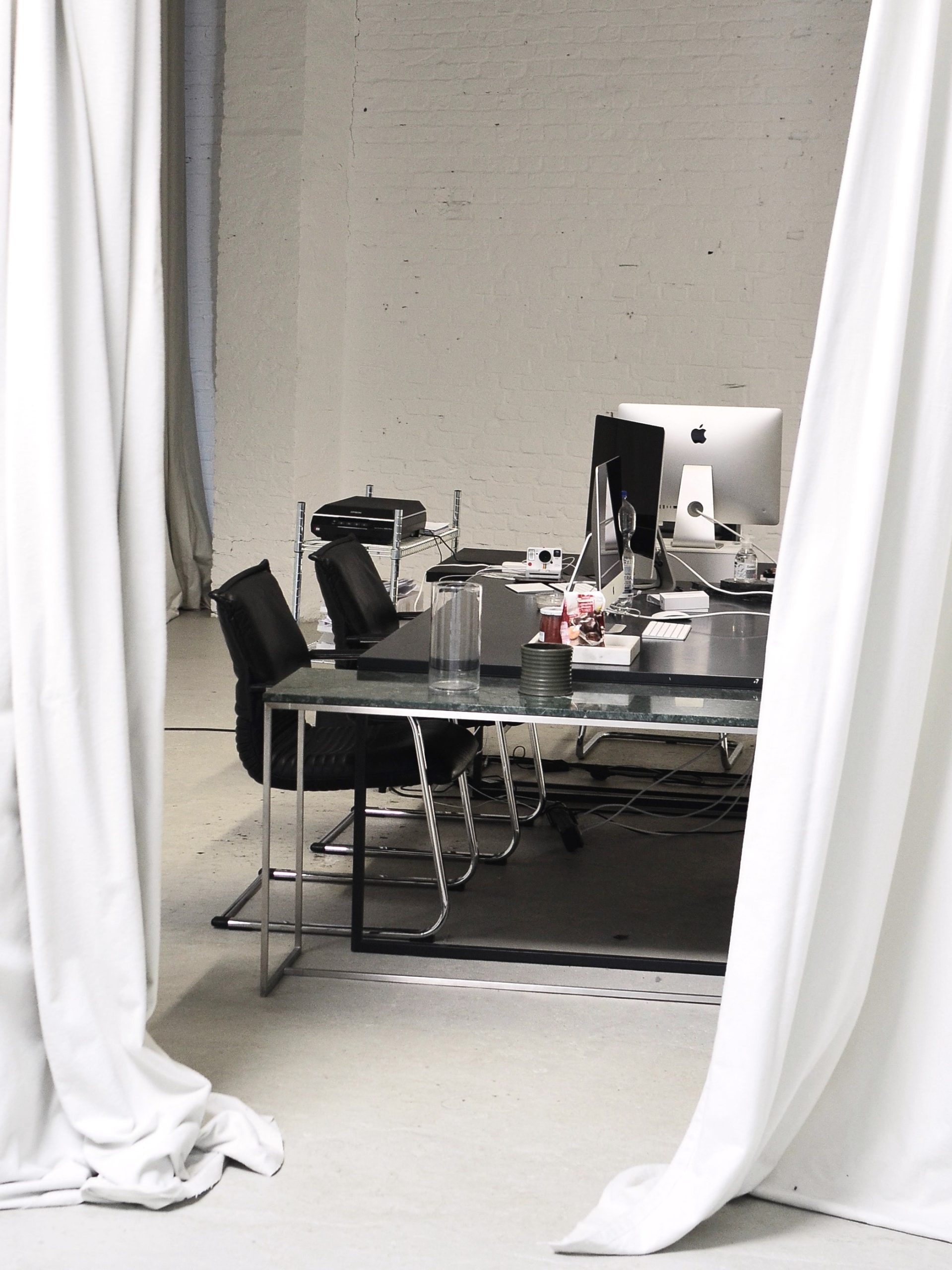 Vous souhaitez créer un environnement de travail fonctionnel et inspirant pour votre entreprise ? Margaux Talpaert vous propose des solutions sur mesure pour l’aménagement de bureaux, alliant esthétique, ergonomie et efficacité. En tant qu’experte en design intérieur, Margaux transforme vos espaces professionnels pour améliorer le confort, la productivité et l’image de votre entreprise