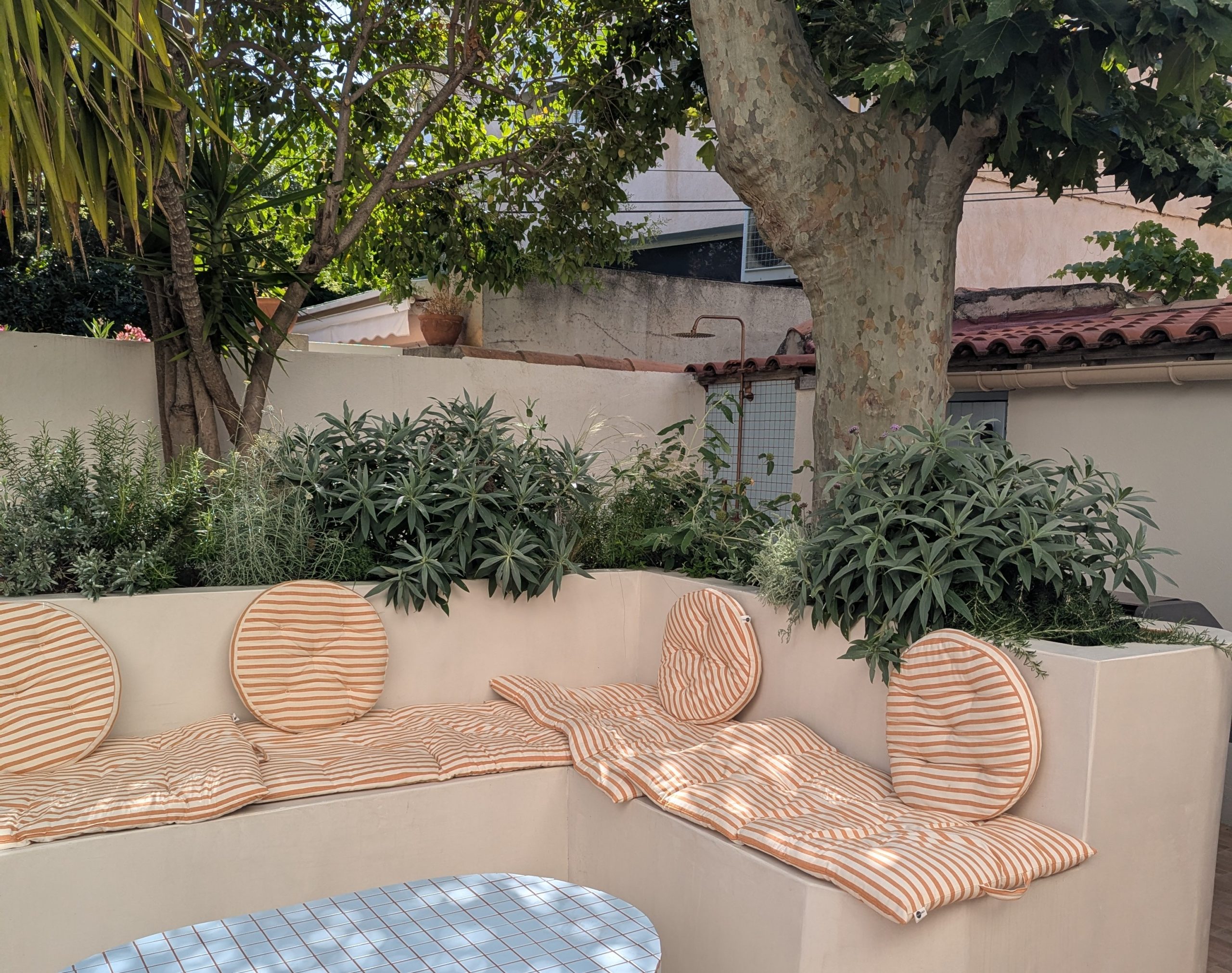 Jardin des Zéphyrs vue des banquettes après intervention Margaux Talpaert Architecte d'intérieur et paysagiste à Marseille