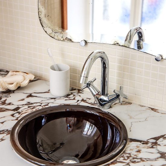 Projet d'architecture d'intérieur et de décoration pour des particuliers à Marseille. Maison de famille avec patio rénovée avec goût par l'architecte d'intérieur et décoratrice Margaux Talpaert. Salle de bain parentale décorée et aménagée après des travaux de rénovation de la maison.