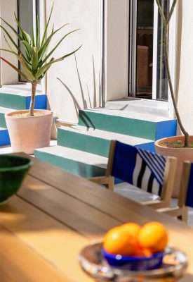 Projet d'architecture d'intérieur et de décoration pour des particuliers à Marseille. Maison de famille avec patio rénovée avec goût par l'architecte d'intérieur et décoratrice Margaux Talpaert. Cour intérieure décorée et aménagée après des travaux de rénovation de la maison.